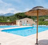 paillote et bassin extérieur du camping Le Vallespir