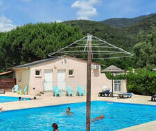 vacanciers dans la piscine du camping Le Vallespir