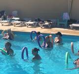 vacanciers à la piscine du camping du vallespire