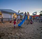 aire de jeux le soir du camping Le Zagarella