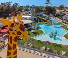 girafe gonflable et espace aquatique du camping Le Zagarella