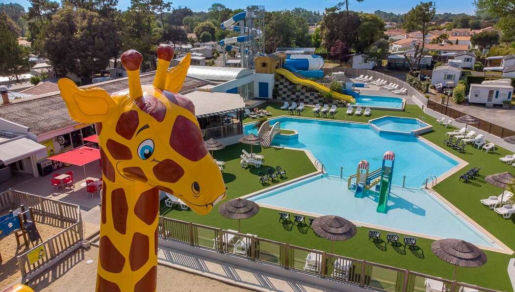 girafe gonflable et espace aquatique du camping Le Zagarella