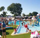 vue de la piscine avec vacanciers au zagarella