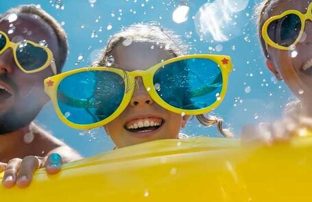 enfants avec des lunettes de soleil