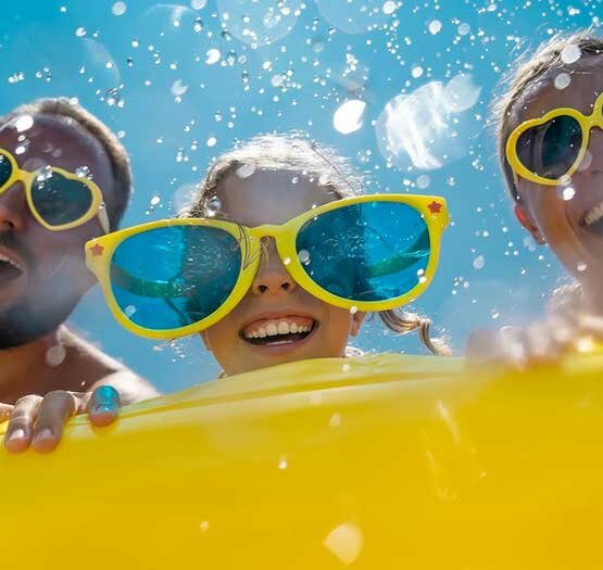 enfants avec des lunettes de soleil