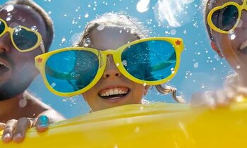 enfants avec des lunettes de soleil