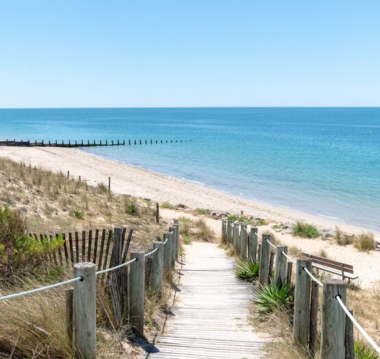 Accès à l'une des plages de sable fin sur l'Île de Noirmoutier, en France