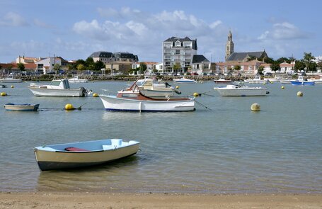 bateau dans le port de saint gilles croix de vie en vendée