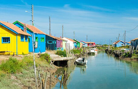 Petites maisons de couleurs au bord du fleuve à l'île d'Oléron