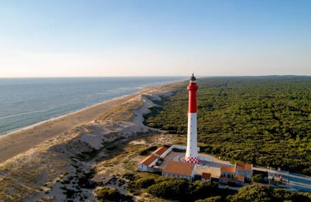 Photo du phare de la Coubre à la Tremblade en bord de mer