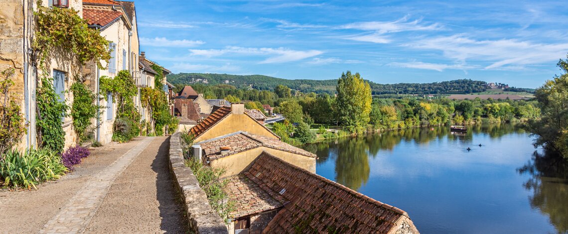 Promenade au bord d'une rivière en dordogne