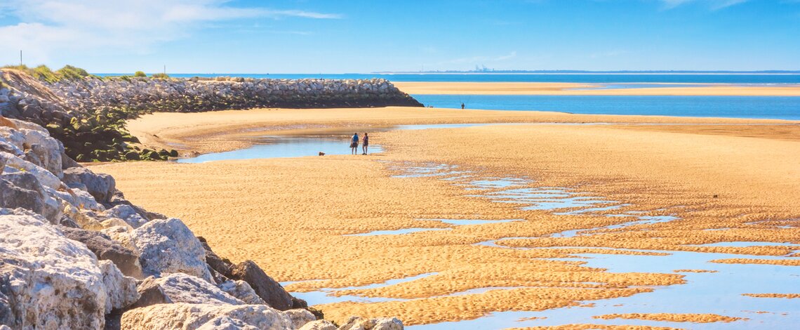 Plage avec rochers 