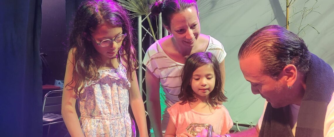 Famille qui demande une dédicace à merwan après le concert