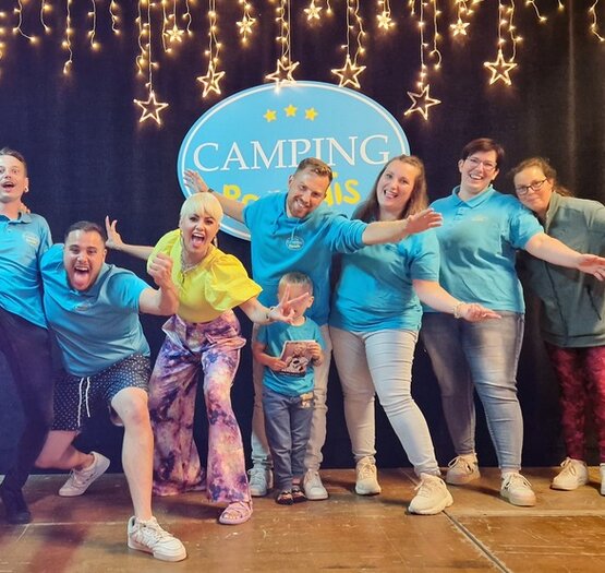 Katrina Patchett en Camping Paradis 2023 avec équipe du camping Katrina Patchett en Camping Paradis 2023 avec équipe du camping