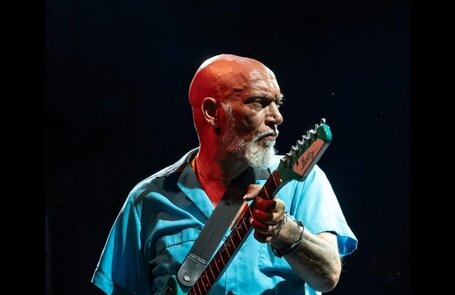 Ahmed Mouici en concert avec sa guitare | © Ahmed Mouici en concert avec sa guitare