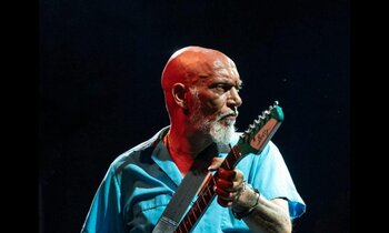 Ahmed Mouici en concert avec sa guitare | © Ahmed Mouici en concert avec sa guitare