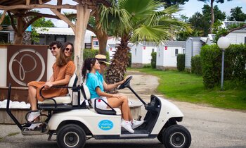 vacancier dans une voiturette en camping