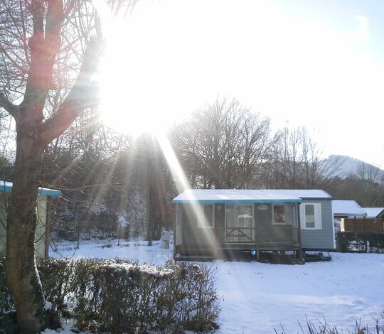 soleil et neige en camping pour les vacances