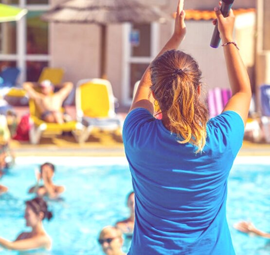 Danse au bord de la piscine