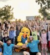 mini club enfant avec les mains en l'air