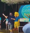 Laurent Ournac sur la scène dans un vrai camping paradis