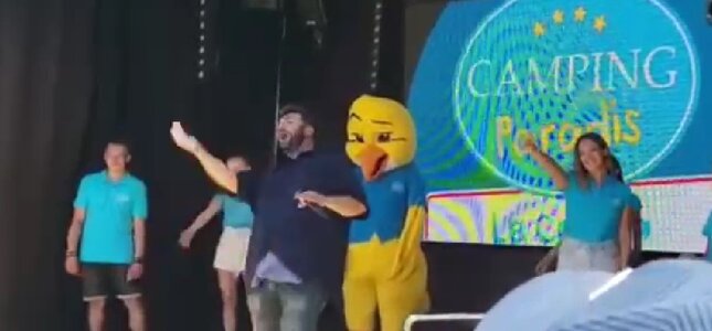 Laurent Ournac sur la scène dans un vrai camping paradis