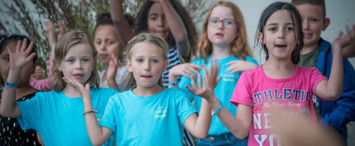 enfants avec le tee-shirt Camping Paradis, en pleine danse