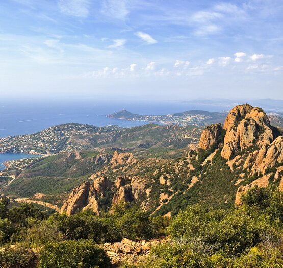le massif de l'esterl et la vue sur la mer le massif de l'esterl et la vue sur la mer